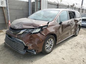  Salvage Toyota Sienna