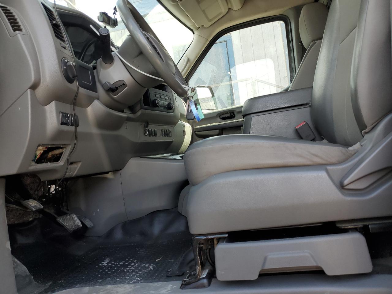 Nissan Nv 2500 S Image 13