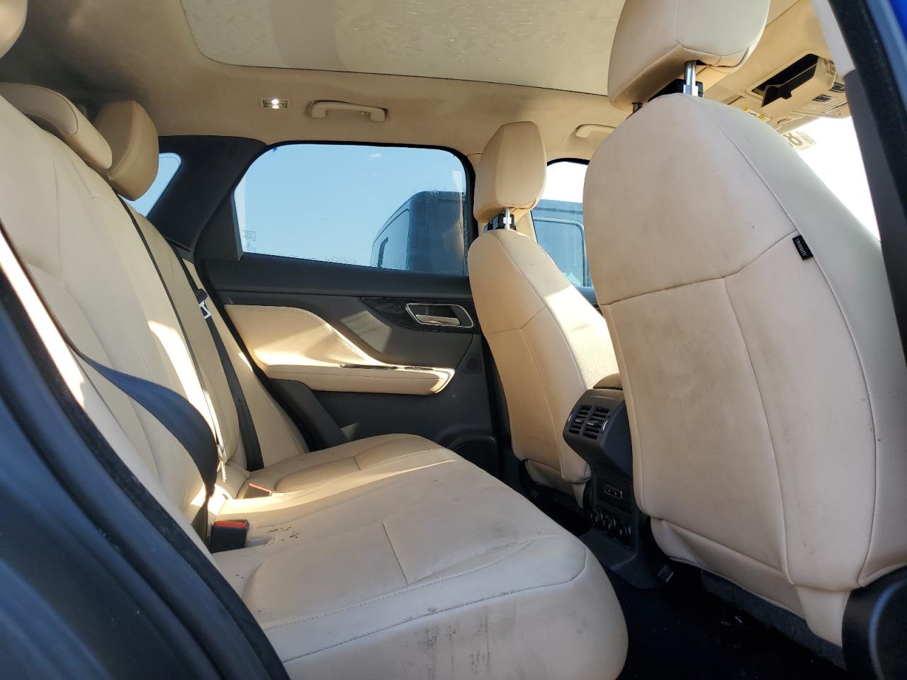 Jaguar F-PACE Premium Image 11