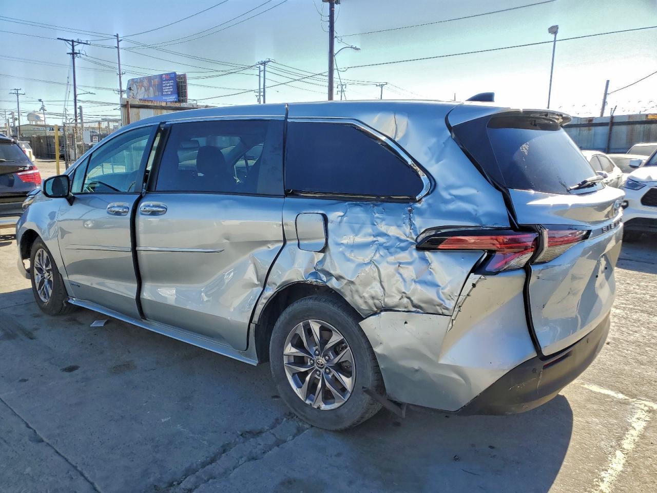 Toyota Sienna Xle Image 3