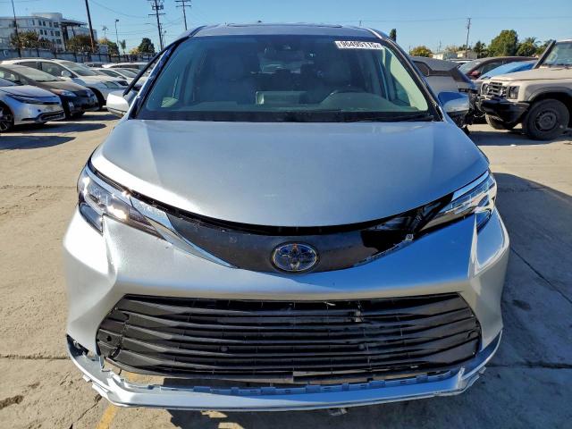 Toyota Sienna Xle Image 4