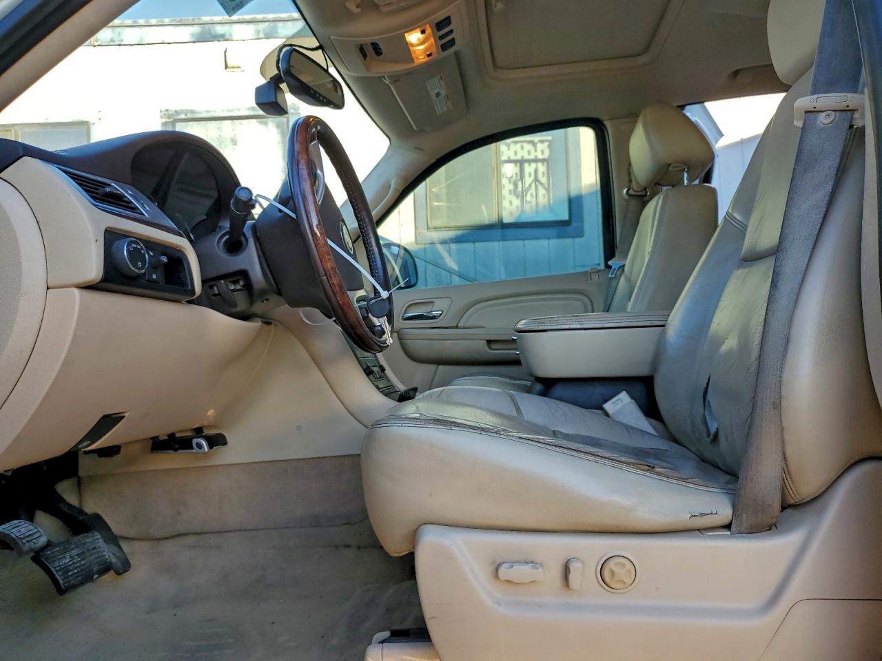 Cadillac Escalade Luxury Image 3