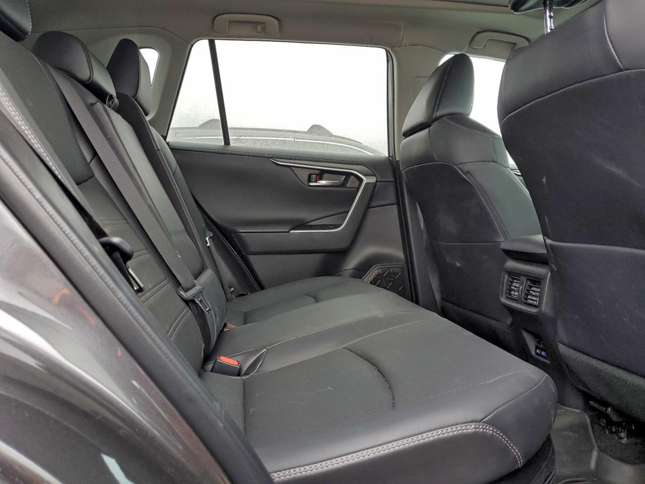 Toyota RAV4 Limited Image 10