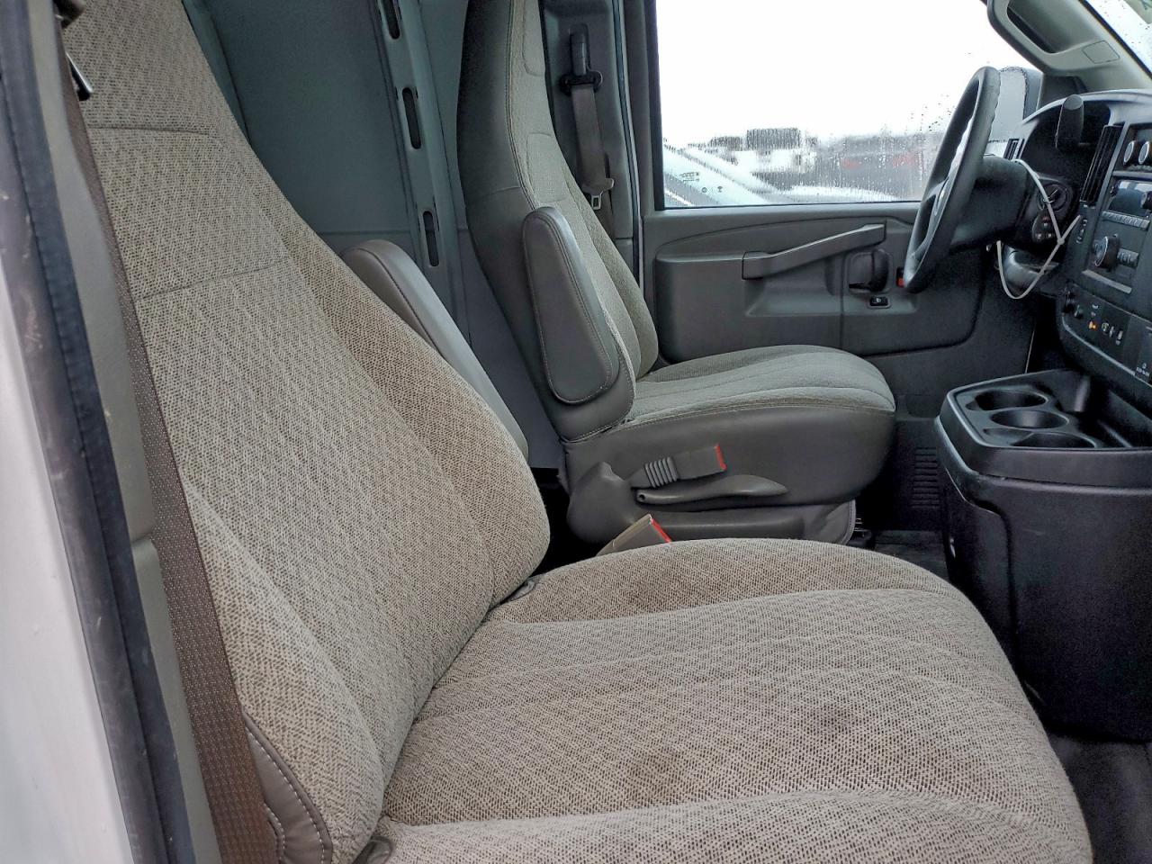 Chevrolet Express Image 13