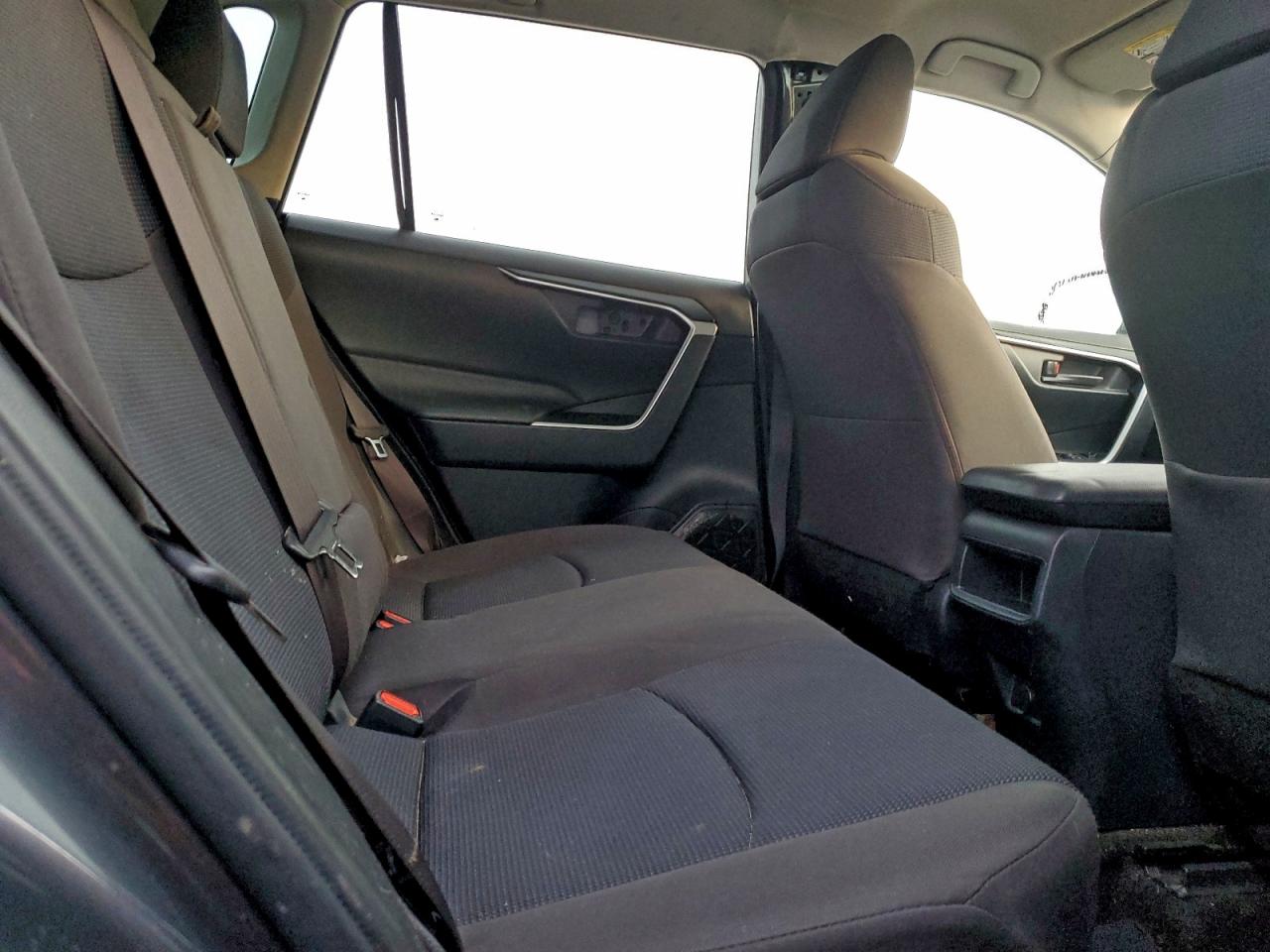 Toyota RAV4 Le Image 11