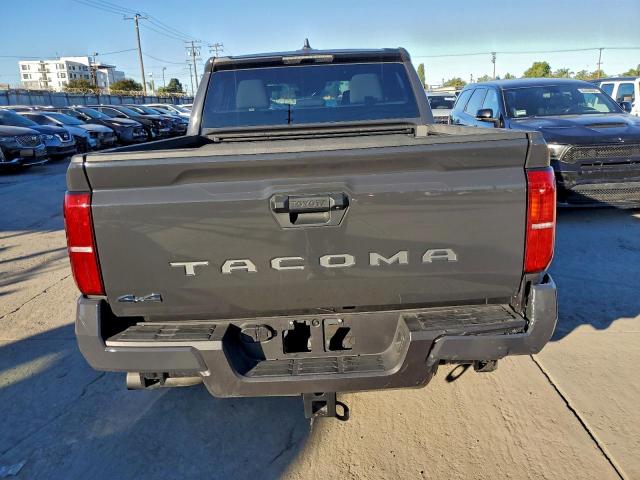 Toyota Tacoma Double Cab Image 3