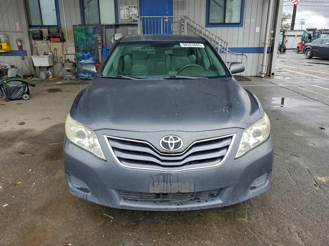 Toyota Camry Base Image 12