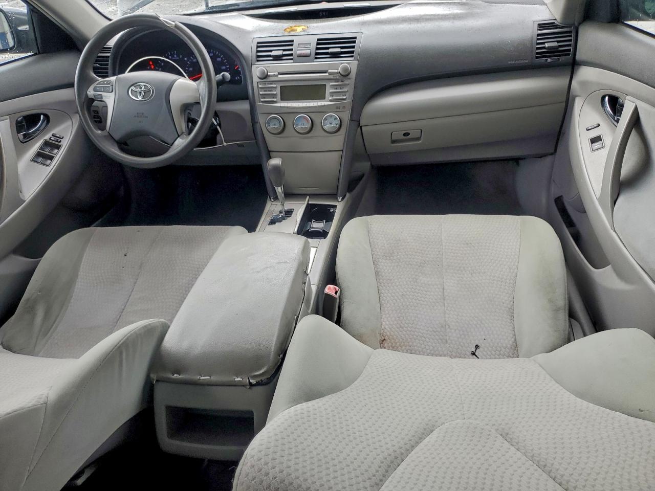 Toyota Camry Base Image 4