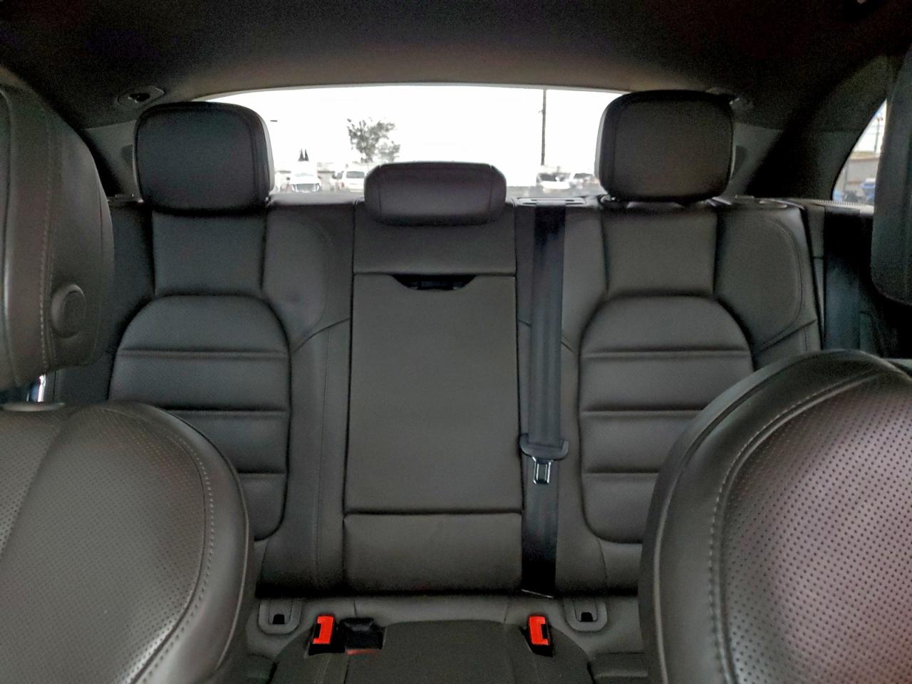 Porsche Macan S Image 10