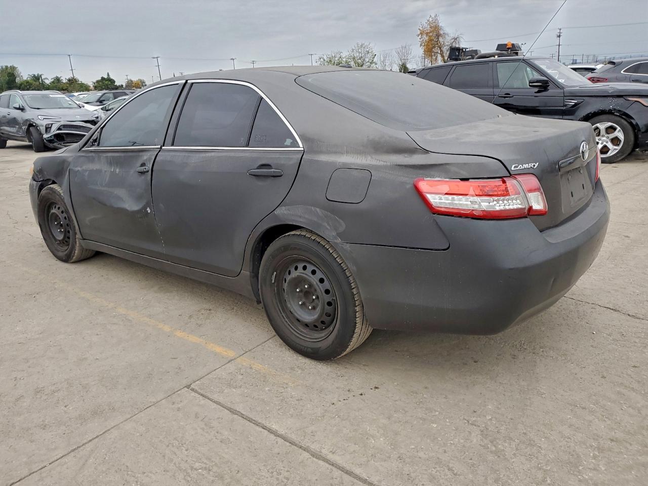 Toyota Camry Base Image 4