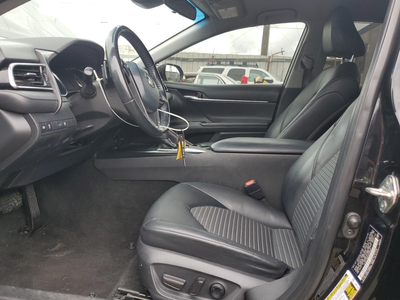 Toyota Camry L Image 7