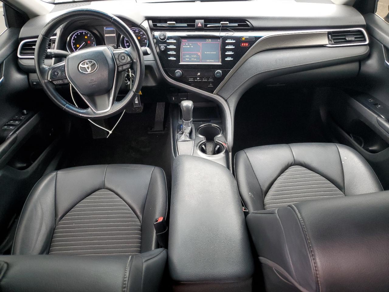 Toyota Camry L Image 11