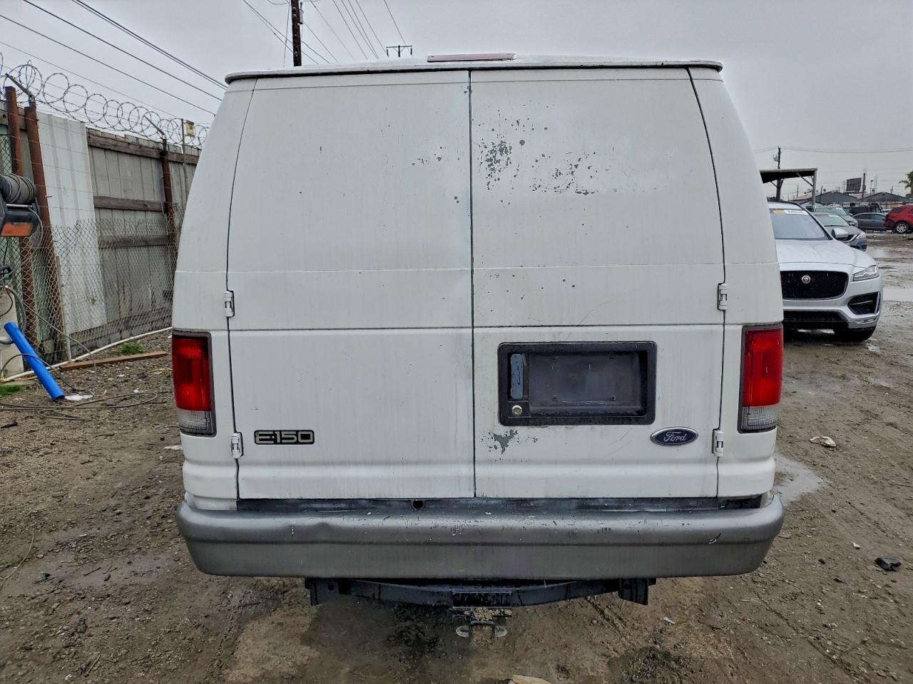 Ford Econoline E150 Van Image 5