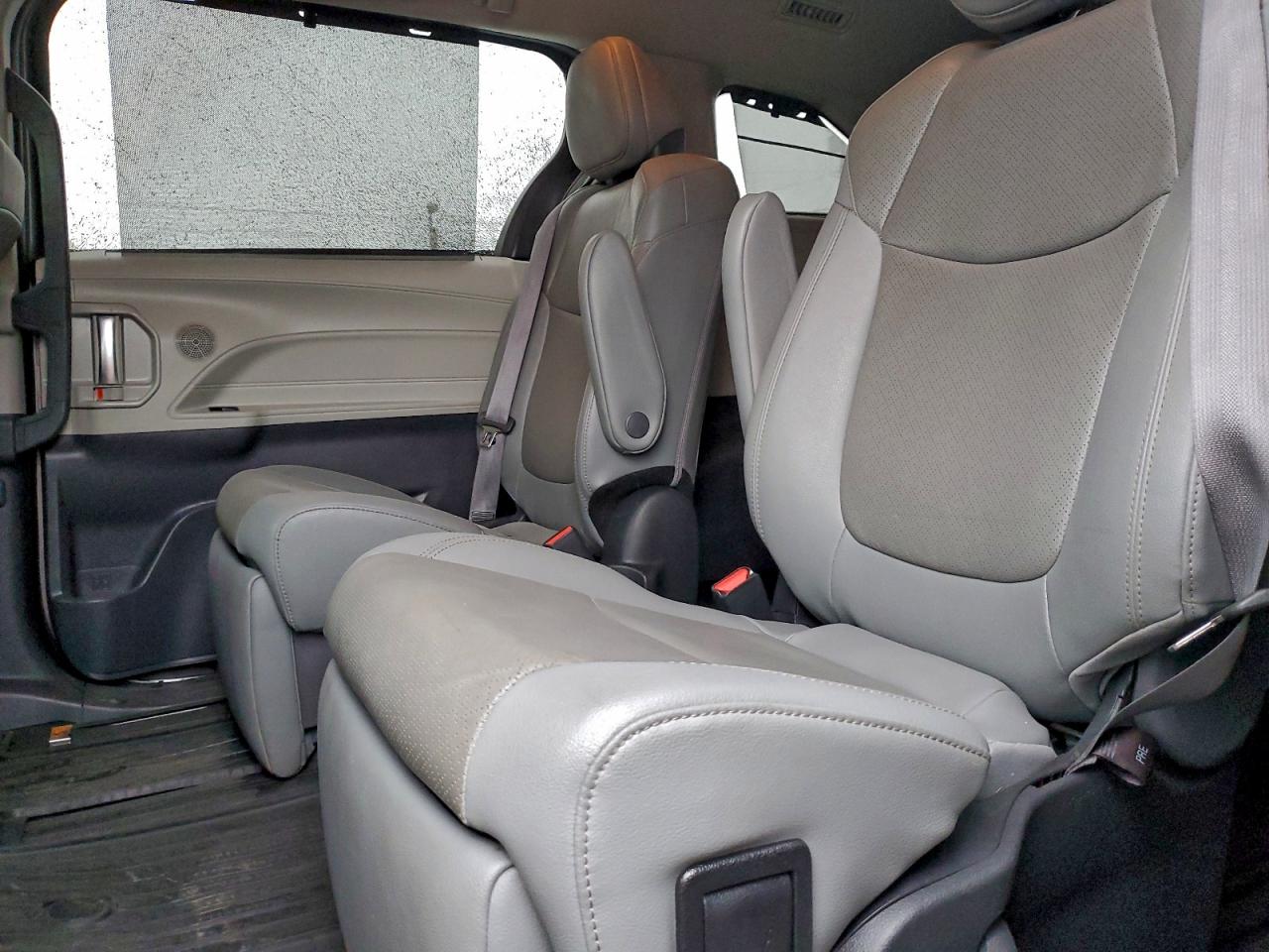 Toyota Sienna Limited Image 4