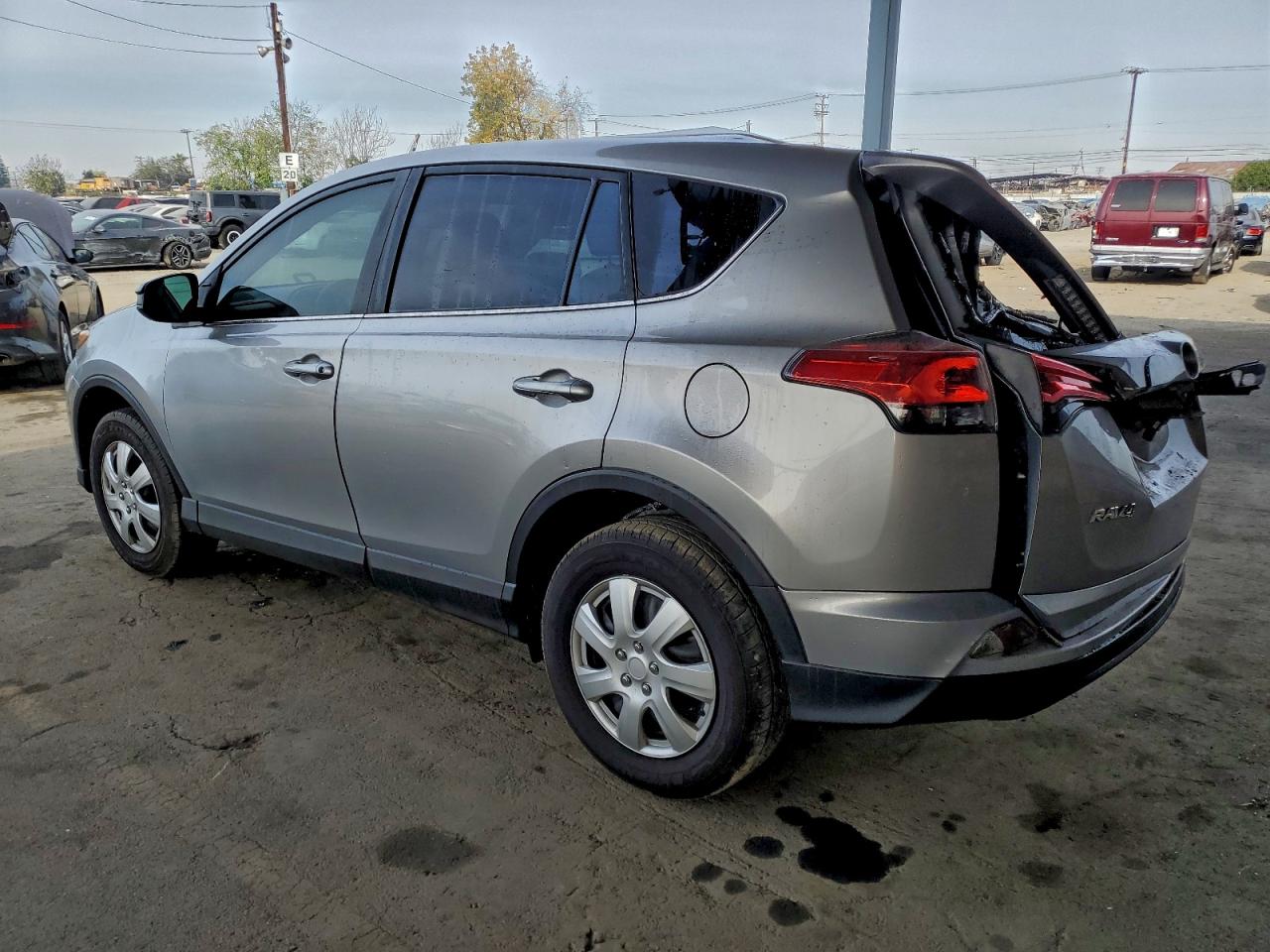 Toyota RAV4 Le Image 2