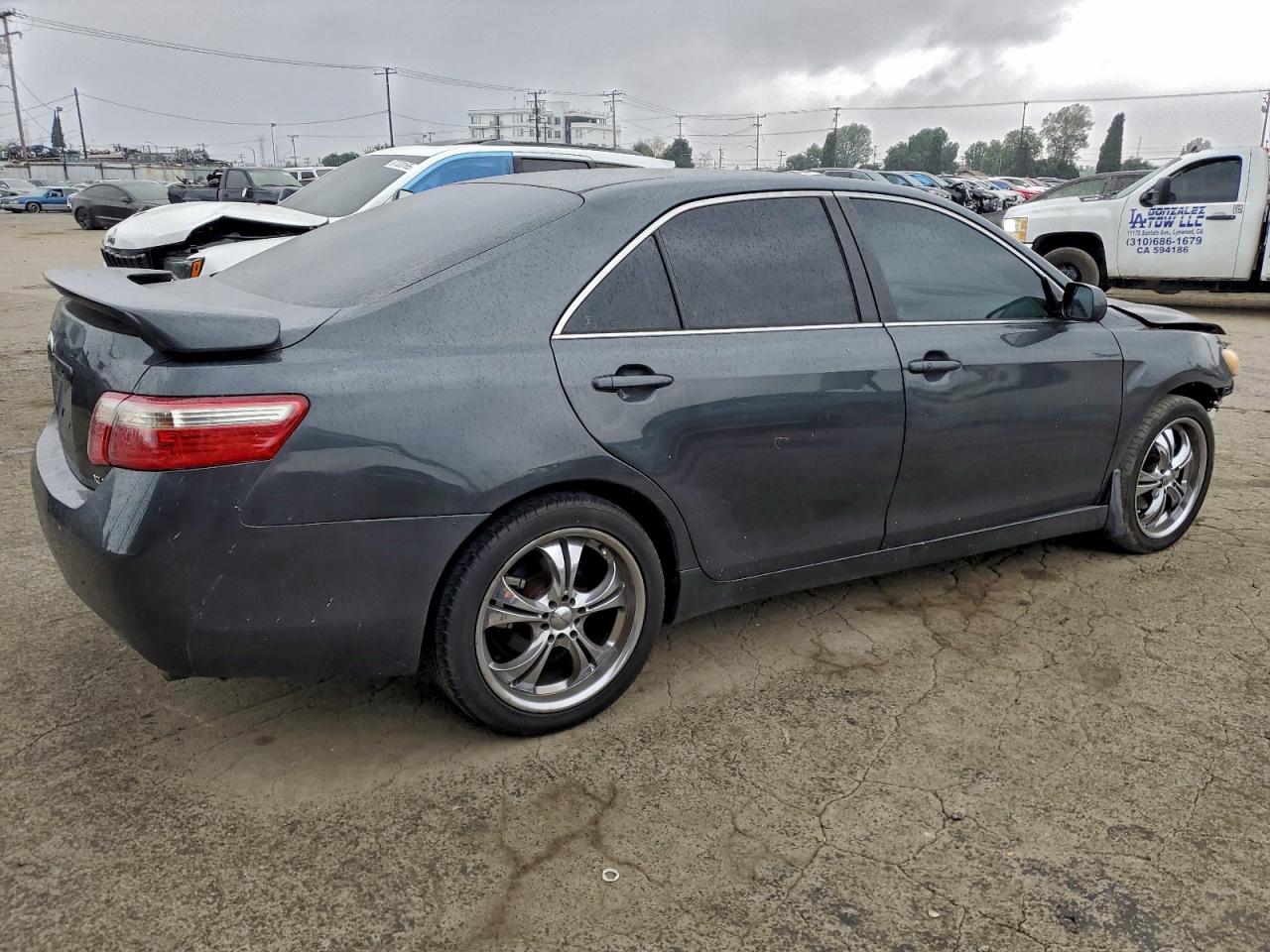 Toyota Camry Le Image 3