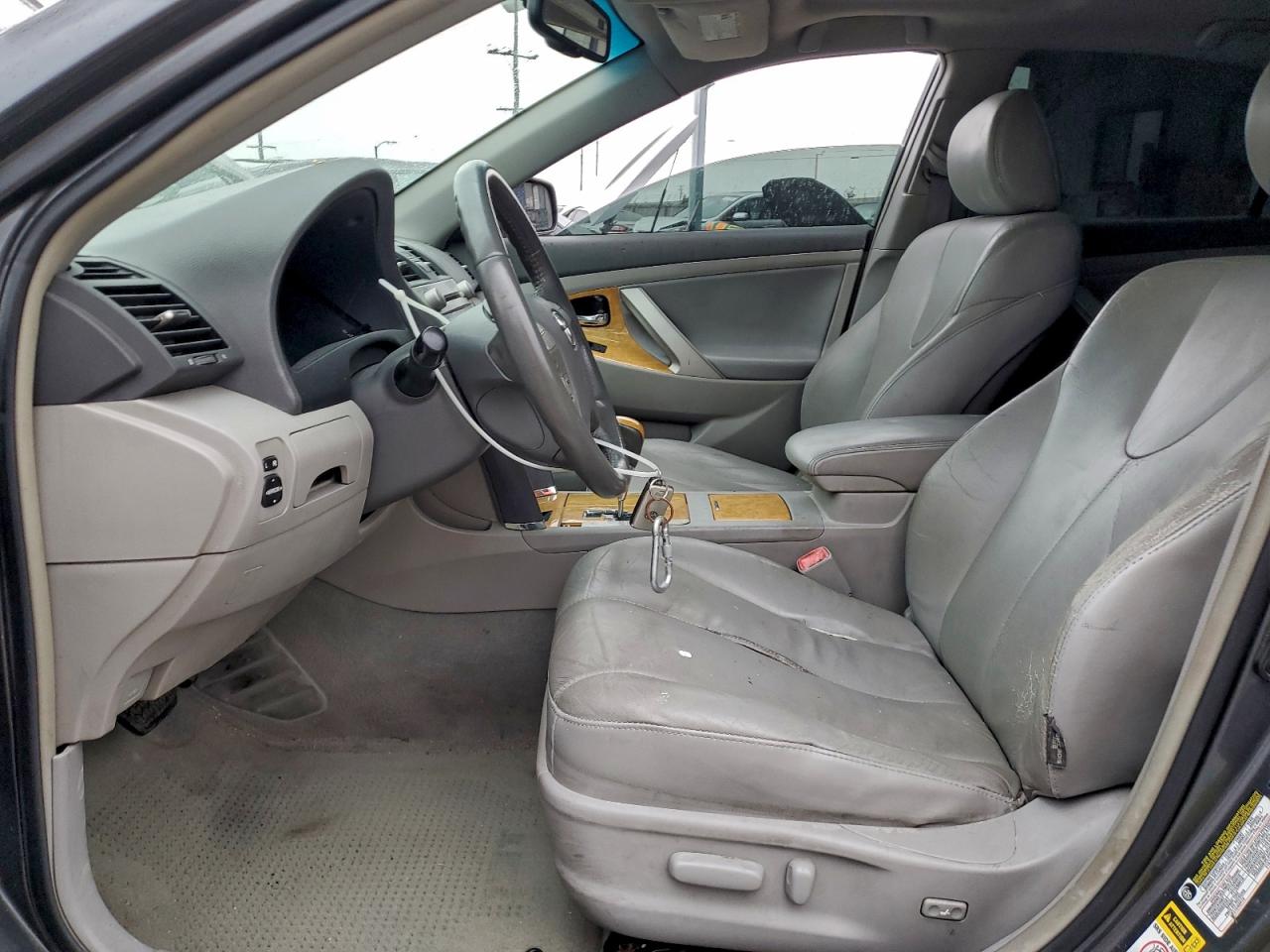 Toyota Camry Le Image 6