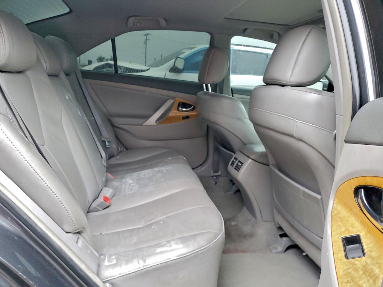 Toyota Camry Le Image 7