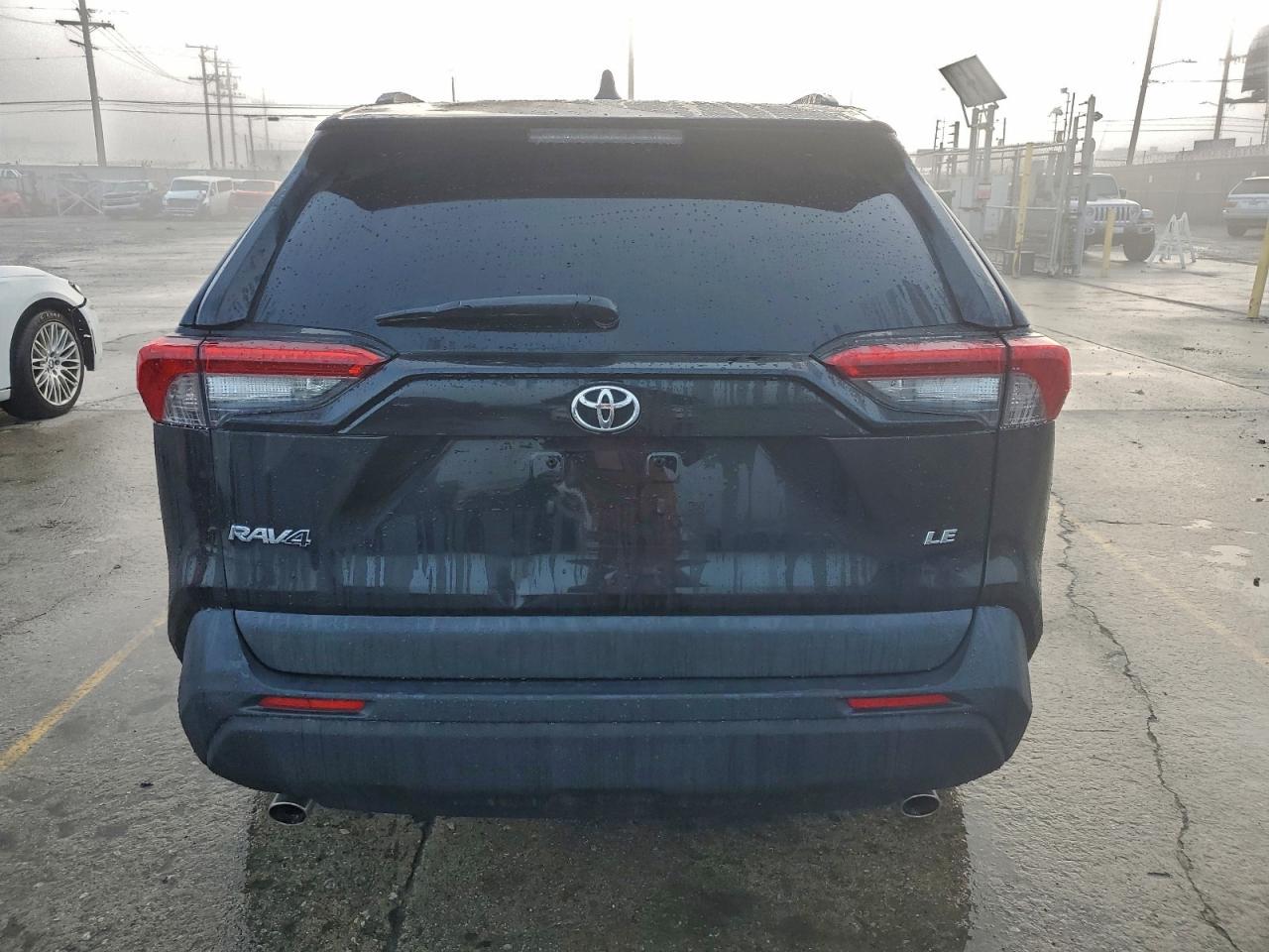 Toyota RAV4 Le Image 4