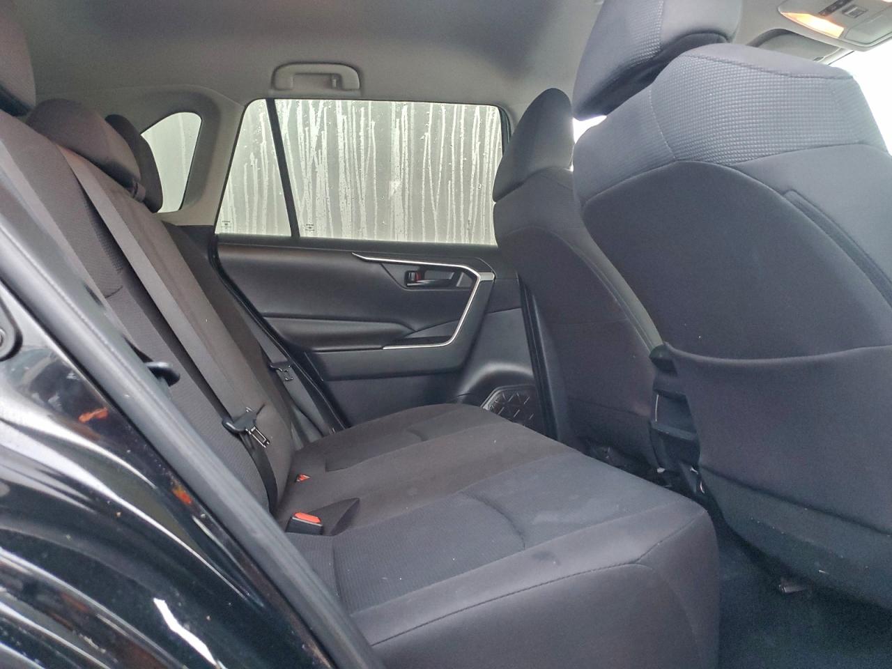 Toyota RAV4 Le Image 8