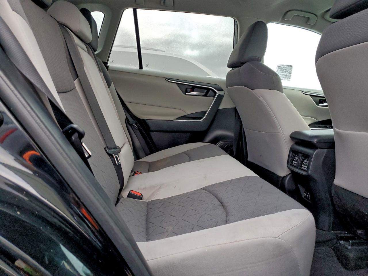 Toyota RAV4 Xle Image 8