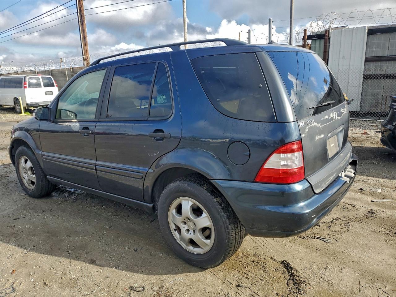 Mercedes-Benz M-Class 320 Image 3