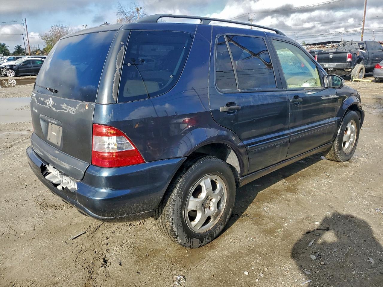 Mercedes-Benz M-Class 320 Image 4