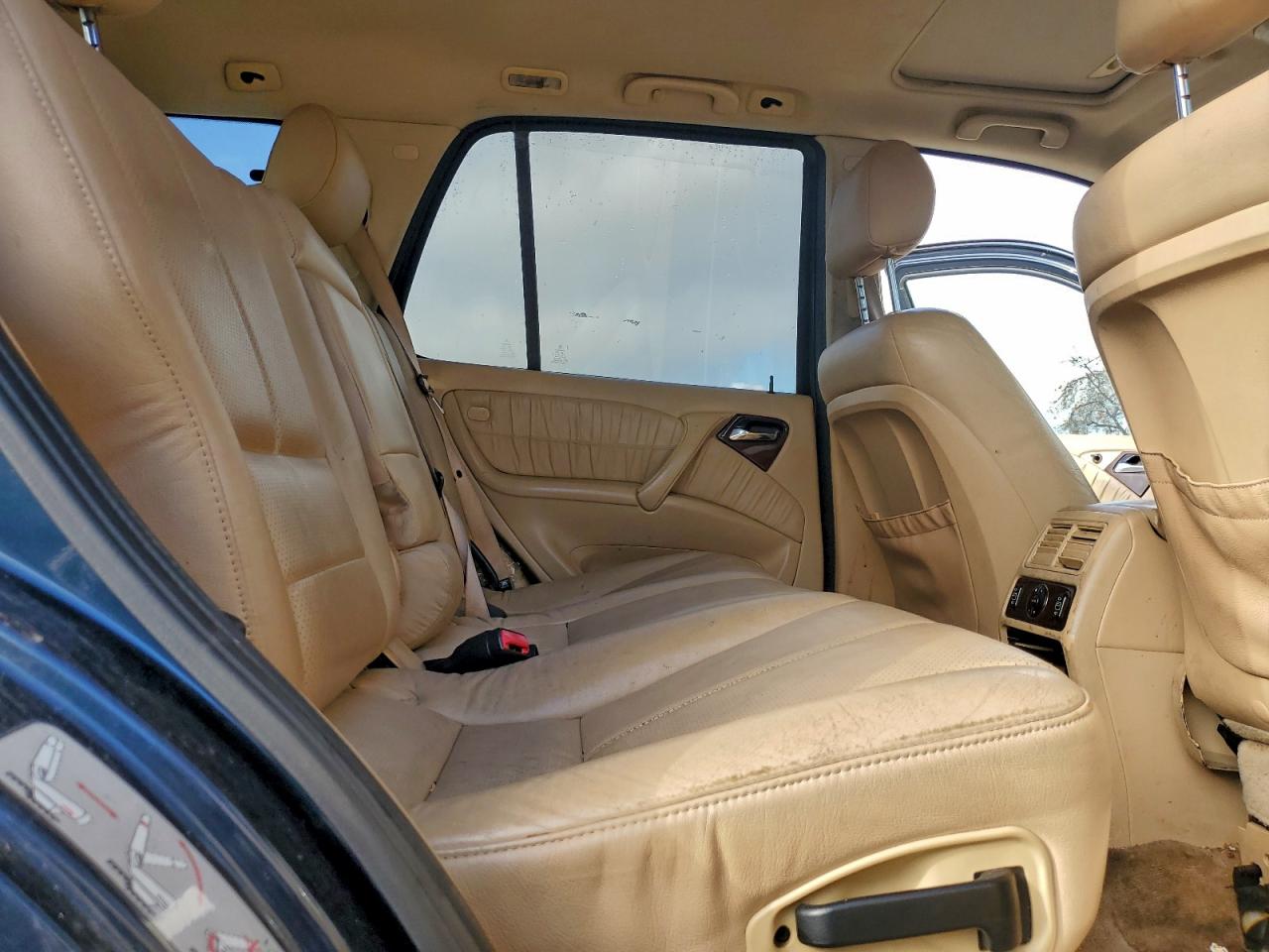 Mercedes-Benz M-Class 320 Image 13