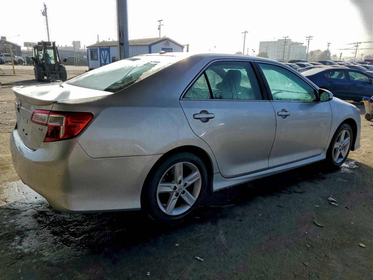 Toyota Camry L Image 3