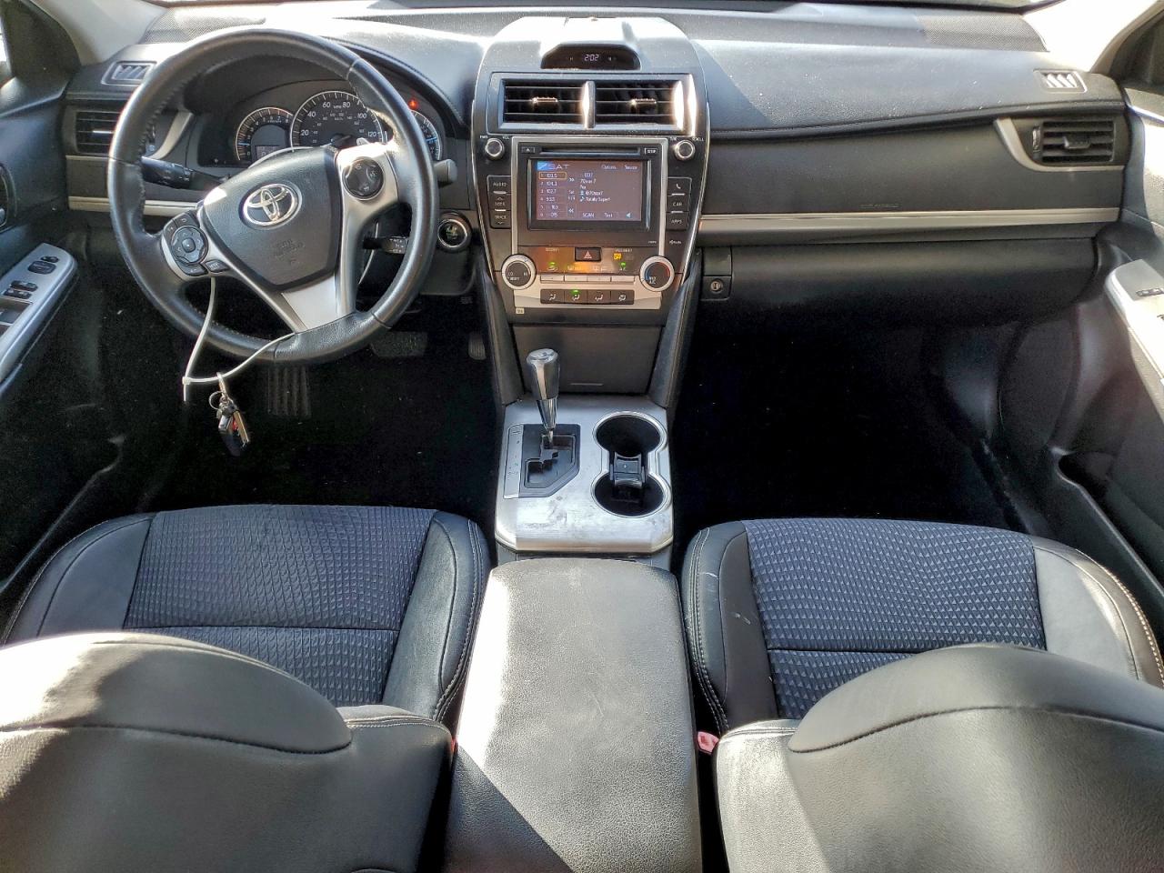 Toyota Camry L Image 6