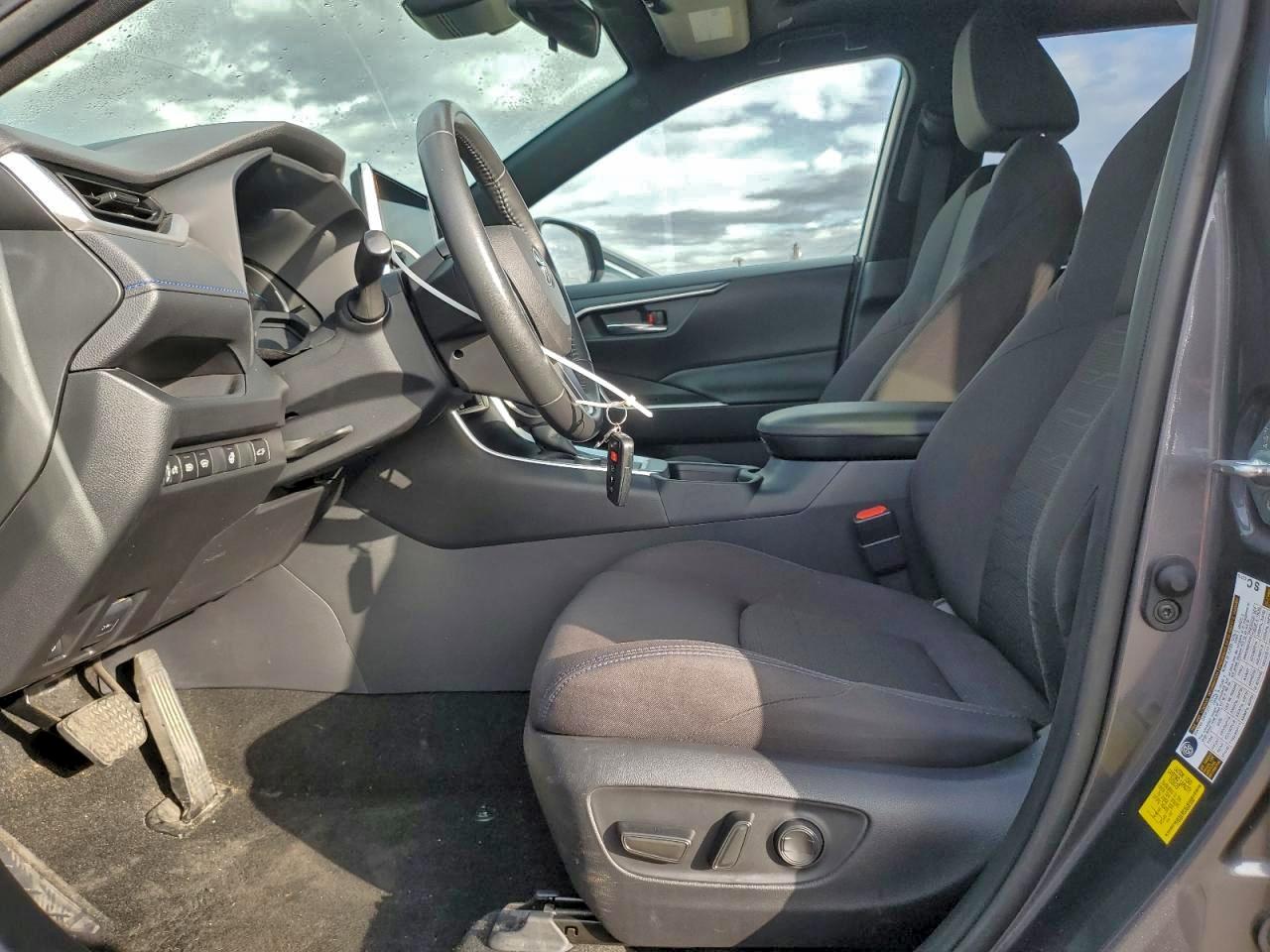 Toyota RAV4 Se Image 8