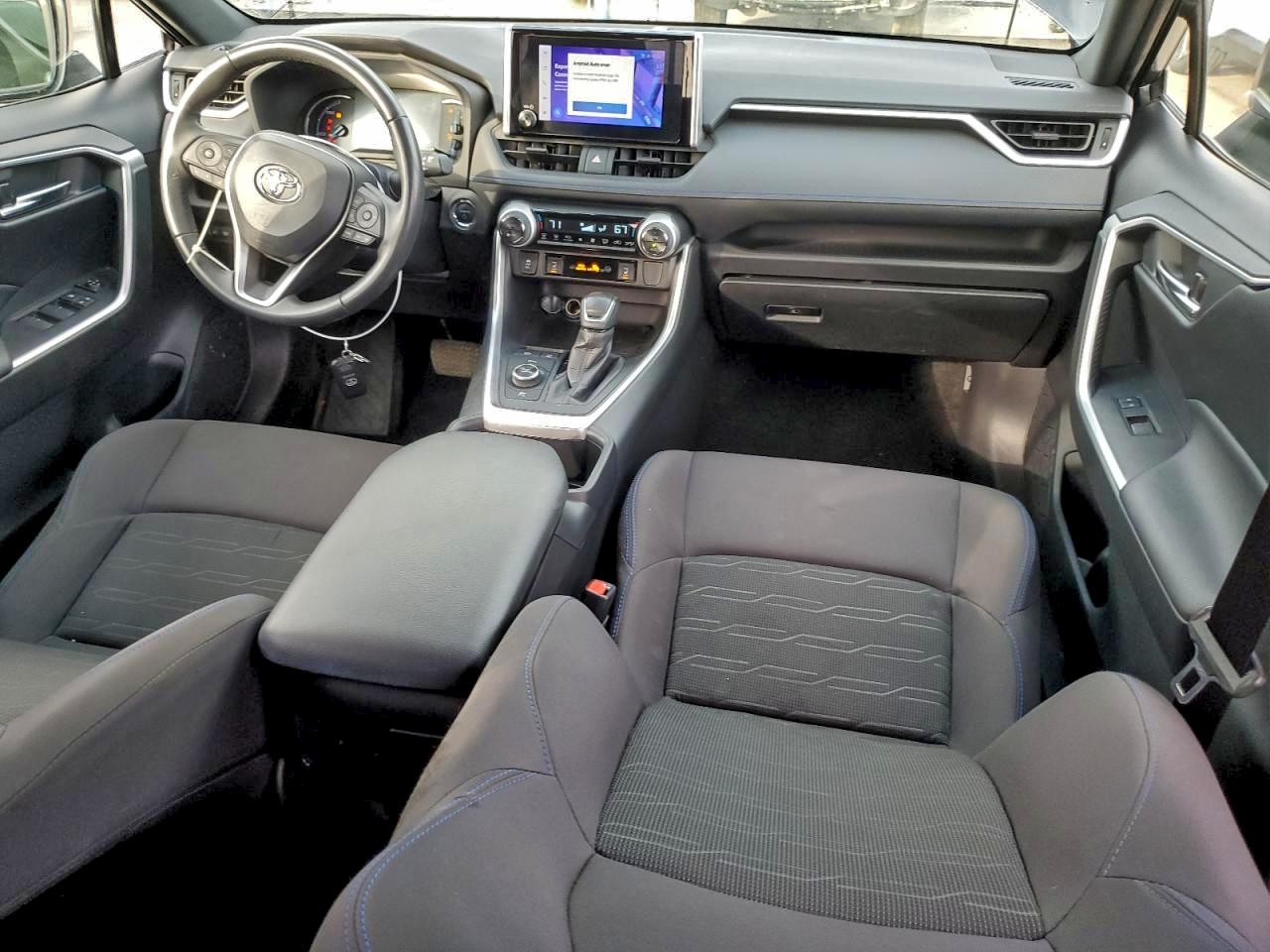 Toyota RAV4 Se Image 2