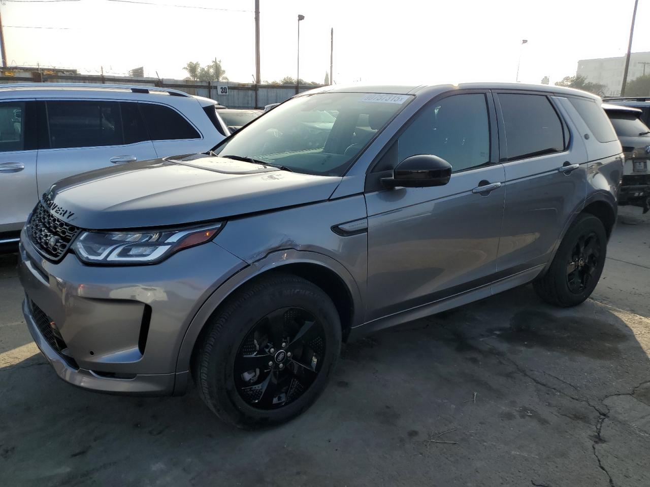 Land Rover Discovery S R-dynamic Image 1