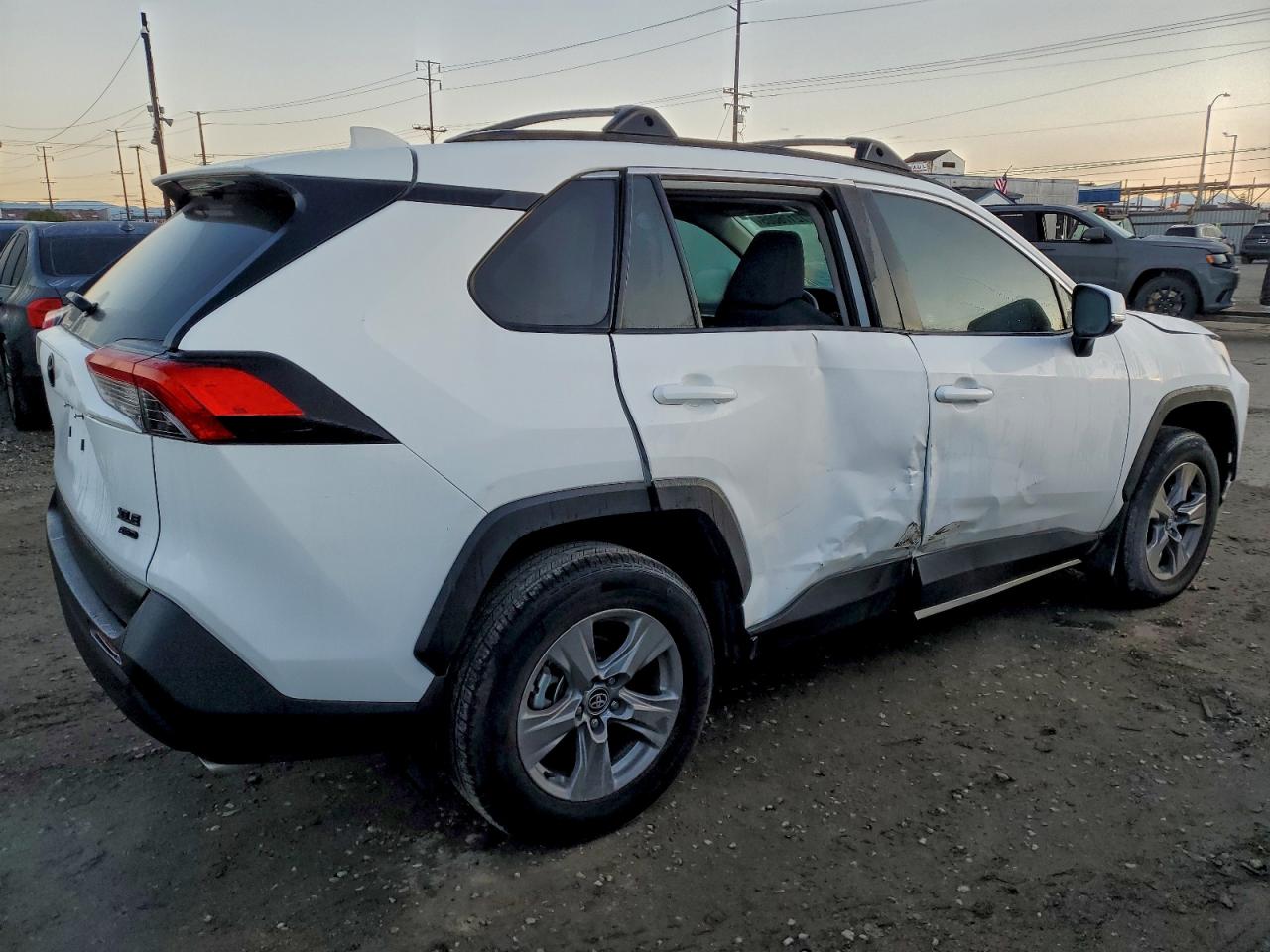 Toyota RAV4 Xle Image 3