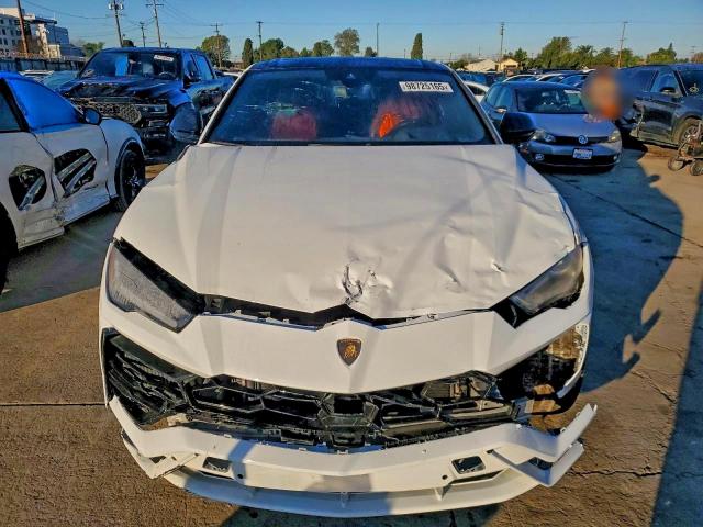 Lamborghini Urus Image 2