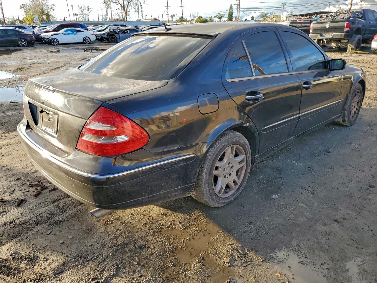 Mercedes-Benz E-Class 320 Image 4