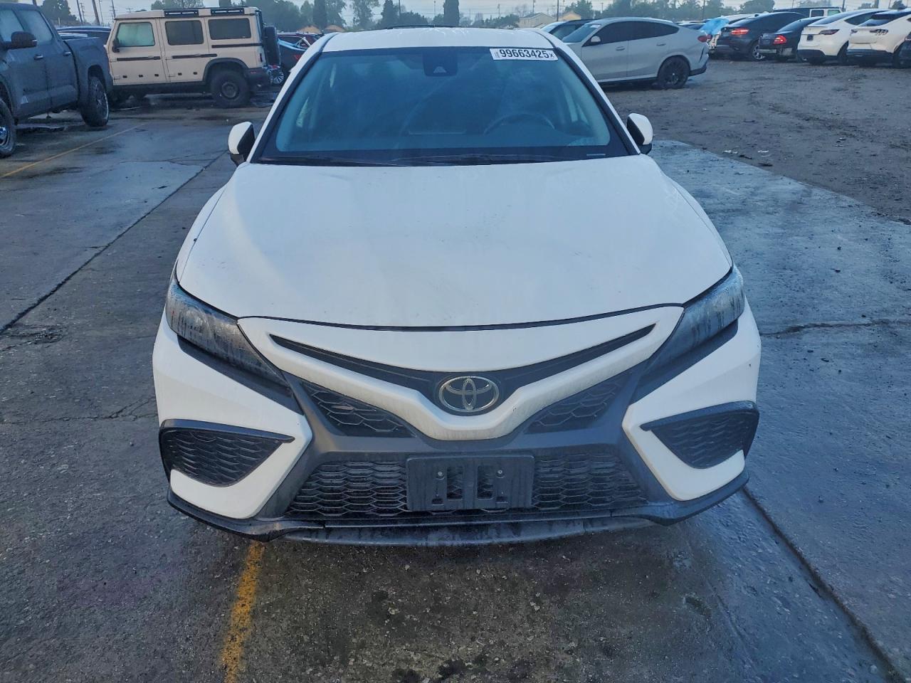 Toyota Camry Se Image 5