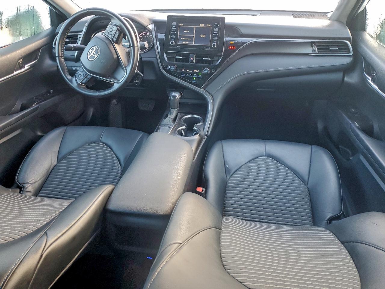 Toyota Camry Se Image 11