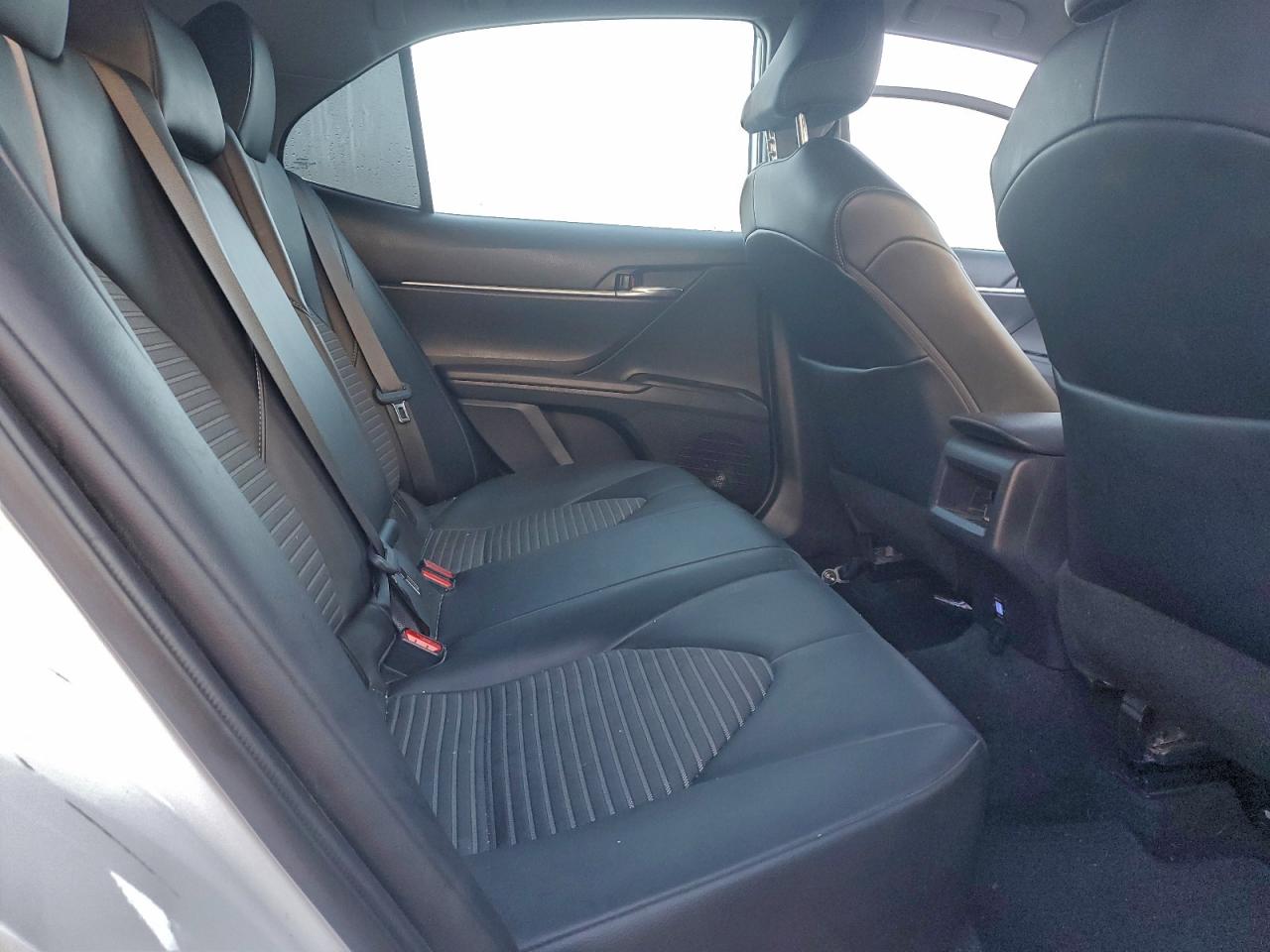 Toyota Camry Se Image 6