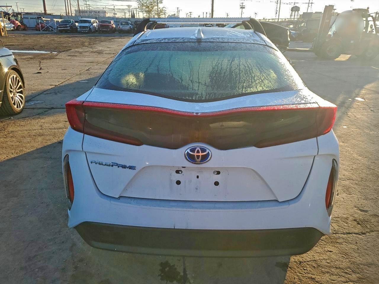 Toyota Prius Le Image 11