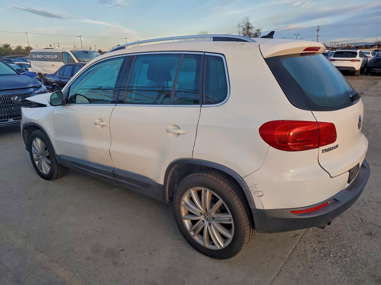 Volkswagen Tiguan S Image 12