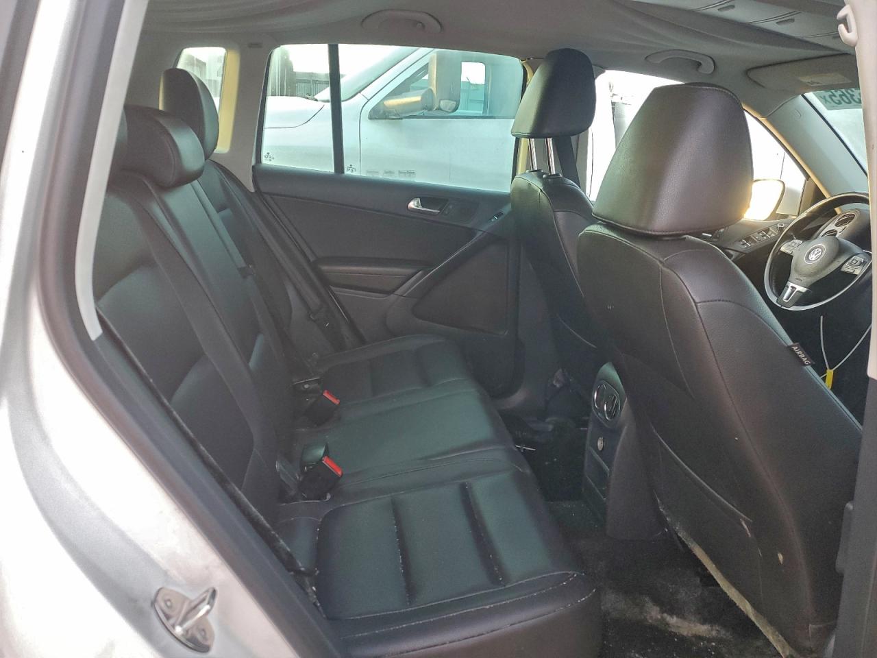 Volkswagen Tiguan S Image 5