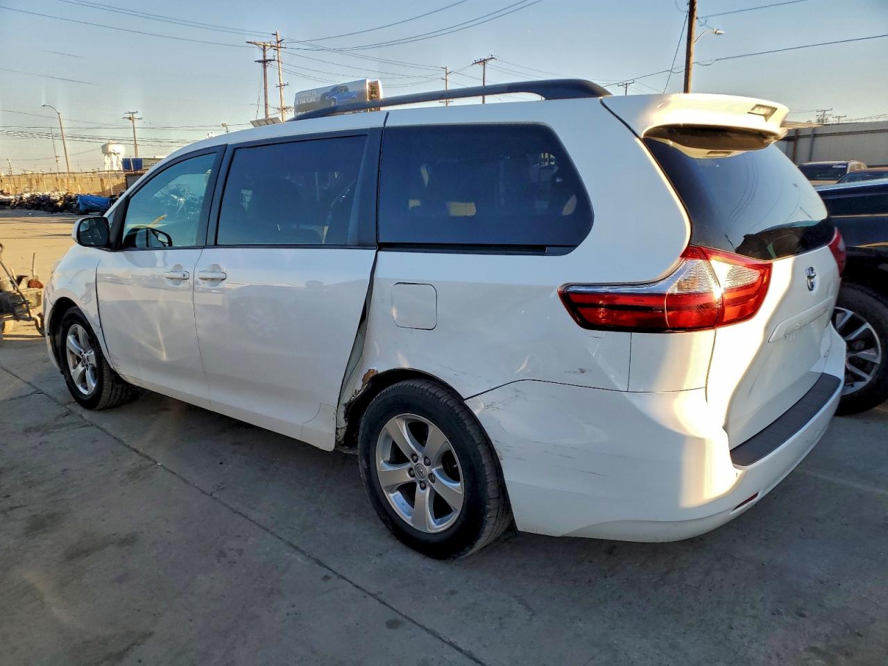 Toyota Sienna Le Image 2