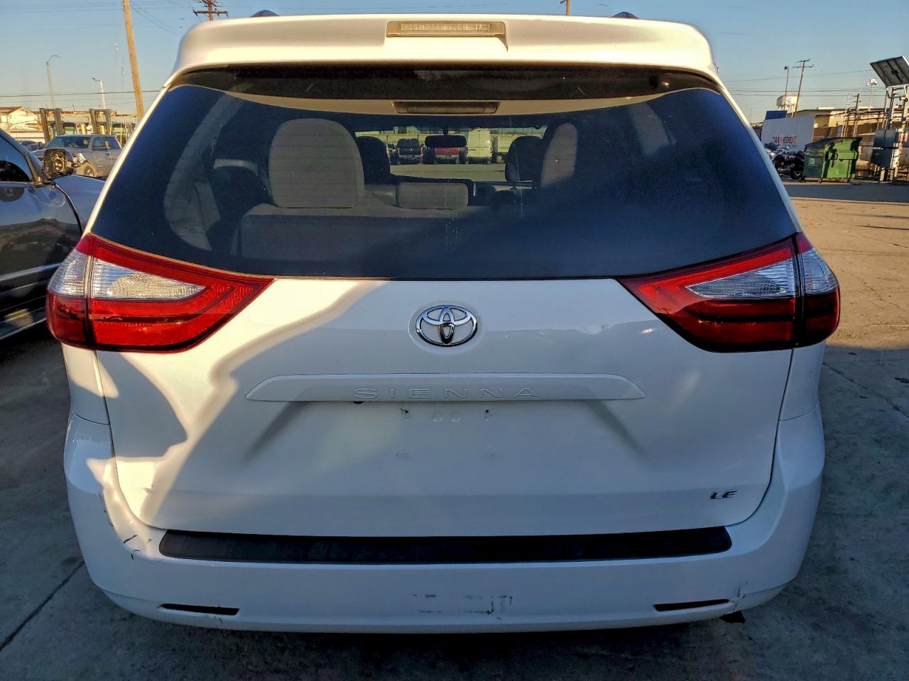 Toyota Sienna Le Image 4