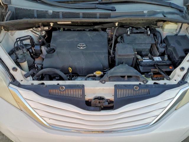 Toyota Sienna Le Image 8